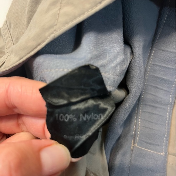 Mountain Hardware Nylon Belted Hiking Shorts, size L - Picture 9 of 13